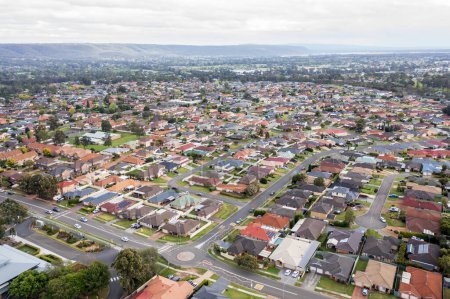 Téléchargez les photos : Drone photographie aérienne de maisons et de routes dans la banlieue de Glenmore Park en Nouvelle-Galles du Sud en Australie - en image libre de droit