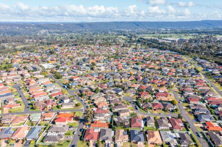 Téléchargez les photos : Drone photographie aérienne de maisons et de routes dans la banlieue de Glenmore Park en Nouvelle-Galles du Sud en Australie - en image libre de droit