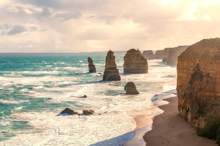 Foto de Fotografía de las históricas y famosas pilas de piedra caliza de 12 Apóstoles a lo largo de la escarpada Great Ocean Road en Victoria en Australia - Imagen libre de derechos