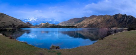 Foto de Fotografía del lago Mike con montañas reflejándose en el agua en un día nublado fuera de Queenstown en la Isla Sur de Nueva Zelanda - Imagen libre de derechos