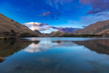 Foto de Fotografía del lago Moke con montañas reflejándose en el agua en un día nublado fuera de Queenstown en la Isla Sur de Nueva Zelanda - Imagen libre de derechos