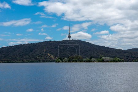 Foto de Fotografía de una gran torre de telecomunicaciones en una colina con vistas a un lago de agua dulce en una zona urbana regional en Australia - Imagen libre de derechos