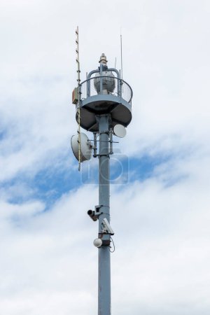 Foto de Fotografía de una pequeña torre de telecomunicaciones contra un cielo azul nublado en Australia regional - Imagen libre de derechos