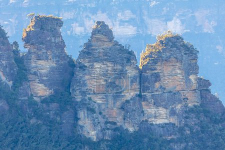 Foto de Fotografía de la famosa formación rocosa de las Tres Hermanas en Echo Point en Katoomba en las Montañas Azules en Nueva Gales del Sur en Australia - Imagen libre de derechos