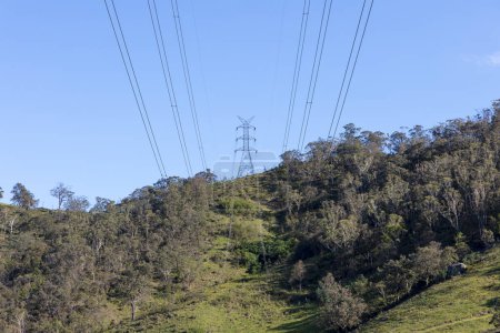 Foto de Fotografía de una gran torre de telecomunicaciones ubicada en una colina verde y cubierta de hierba en las Montañas Azules en Australia regional - Imagen libre de derechos