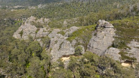 Drohnen-Luftaufnahme der beeindruckenden Sandsteinfelsformationen im Naturschutzgebiet Gardens of Stone State in der Nähe von Lithgow in New South Wales in Australien