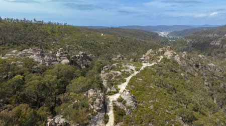 Fotografía aérea de drones de las impresionantes formaciones rocosas de piedra arenisca en el área de Conservación de los Jardines del Estado de Piedra cerca de Lithjalá en Nueva Gales del Sur en Australia