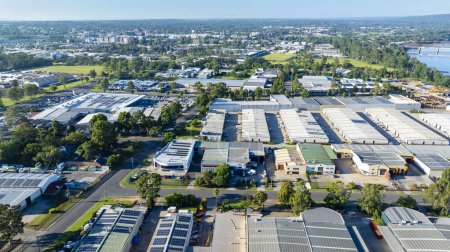 Drohnen-Luftaufnahme von Industriegebäuden und Umgebung im Nepean Business Park im Vorort Penrith in New South Wales in Australien