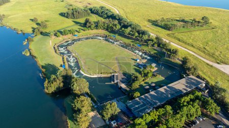 Drohnen-Luftaufnahme der landschaftlich reizvollen und beliebten Sport- und Freizeitanlage am Penrith Whitewater Stadium an den Penrith Lakes in New South Wales in Australien
