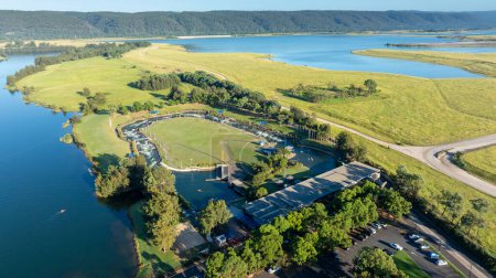 Drohnen-Luftaufnahme der landschaftlich reizvollen und beliebten Sport- und Freizeitanlage am Penrith Whitewater Stadium an den Penrith Lakes in New South Wales in Australien