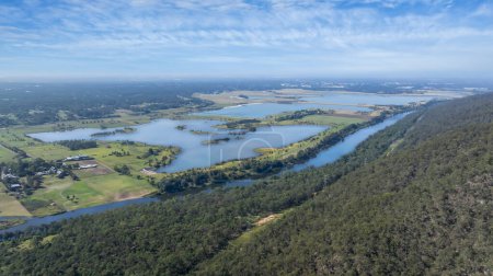 Drohnen-Luftaufnahme des Nepean River, der durch die Cumberland Plain Region entlang der Nepean Lagoon und des Penrith Lake im Westen von Sydney in New South Wales, Australien fließt.