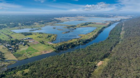 Drohnen-Luftaufnahme des Nepean River, der durch die Cumberland Plain Region entlang der Nepean Lagoon und des Penrith Lake im Westen von Sydney in New South Wales, Australien fließt.