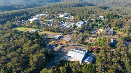 Photographie aérienne par drone de bâtiments industriels dans le Lawson Business Park dans les Blue Mountains à NSW, Australie.