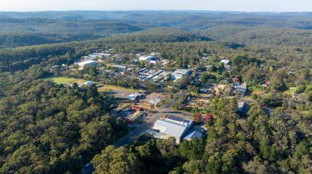 Fotografía aérea de drones de edificios industriales en el Parque Empresarial Lawson en las Montañas Azules en NSW, Australia.