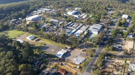 Photographie aérienne par drone de bâtiments industriels dans le Lawson Business Park dans les Blue Mountains à NSW, Australie.