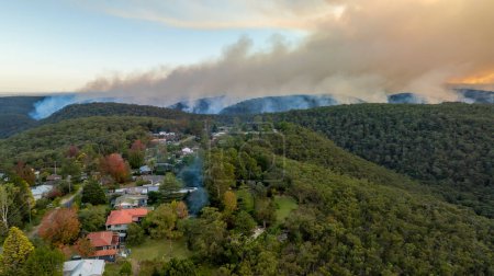 Photographie aérienne par drone de la réduction contrôlée des risques d'incendie de brousse brûlée par le Service d'incendie rural dans les Blue Mountains à NSW, Australie.