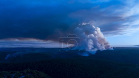 Photographie aérienne par drone de la réduction contrôlée des risques d'incendie de brousse brûlée par le Service d'incendie rural dans les Blue Mountains à NSW, Australie.