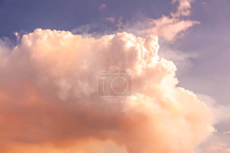 Photographie de la fumée dans le ciel provenant de la réduction contrôlée des risques d'incendie de brousse brûlée par le Service d'incendie rural dans les Blue Mountains à NSW, Australie.
