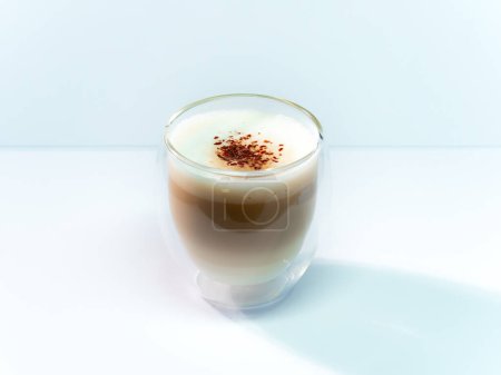 Téléchargez les photos : Vue de dessus d'un café cappuccino avec un fond blanc - en image libre de droit