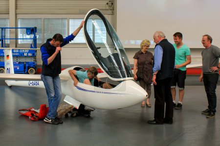 Foto de Bremen, Alemania 2013. planeador deportivo en blanco de pie en una sala en Bremen, la gente mirando el avión - Imagen libre de derechos