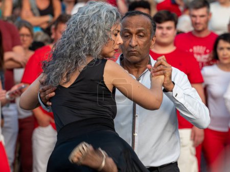 Foto de Caen, Francia 21 de junio de 2023. Una celebración de música en las calles de la ciudad de Caen en Normandía, Pareja bailando tango argentino - Imagen libre de derechos