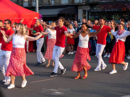 Foto de Caen, Francia 21 de junio de 2023. Una celebración de la música en las calles de la ciudad de Caen en Normandía, una pareja bailando en el centro de la ciudad en trajes coloridos - Imagen libre de derechos