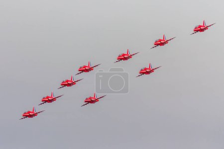 Flechas rojas en formación en una exhibición aérea