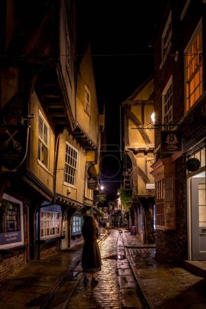Foto de The Shambles por la noche en York, Inglaterra. - Imagen libre de derechos