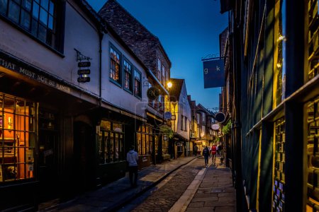 Téléchargez les photos : Les Shambles la nuit à York, Angleterre. - en image libre de droit