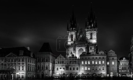 Foto de Praga por la noche en blanco y negro. - Imagen libre de derechos