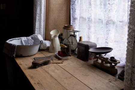 Téléchargez les photos : Articles de cuisine à l'ancienne dans une fenêtre - en image libre de droit