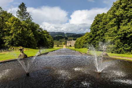 Foto de Bakewell, Derbyshire Dales, Reino Unido - 15 de julio de 2023:: La Cascada Fuente / Cascada en Chatsworth House - Imagen libre de derechos