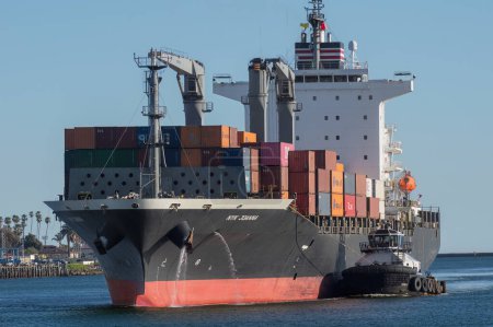 Foto de Puerto de Los Ángeles, California, Estados Unidos - 7 de febrero de 2023: buque portacontenedores NYK Joanna registrado en Singapur se muestra entrando en el puerto. - Imagen libre de derechos