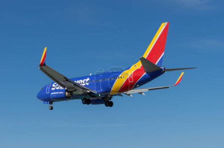 Foto de Burbank, California, Estados Unidos - 4 de abril de 2023: Southwest Airlines Boeing 737 con registro N773SA se muestra acercándose al Aeropuerto Hollywood Burbank para aterrizar. - Imagen libre de derechos