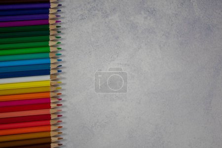 Foto de Fondo con lápices de colores. y espacio para su propio texto - Imagen libre de derechos