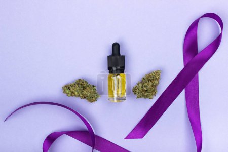 Foto de Frasco de vidrio con extracto de aceite de cbd. A su derecha e izquierda hay dos cogollos secos de marihuana medicinal. Símbolo del día de la epilepsia de la cinta púrpura a la derecha. Sobre un fondo púrpura - Imagen libre de derechos