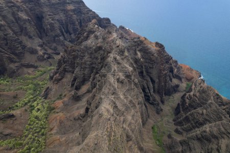 Téléchargez les photos : Aerial Na Pali Coast State Park à Kauai, Hawaï. Photo de haute qualité. Belle toile de fond de montagne de Hawaï Na Pali littoral avec 1000 pieds falaises escarpées. Tourné sur Sony A7iv depuis un hélicoptère. - en image libre de droit