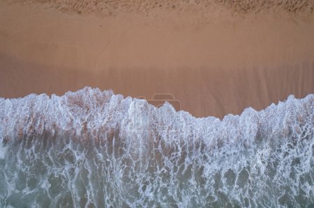 Téléchargez les photos : Vue du haut vers le bas des vagues s'écrasant sur la plage. Photo de haute qualité. Vue aérienne prise sur le drone DJI Air 2s à Oahu, Hawaï. - en image libre de droit