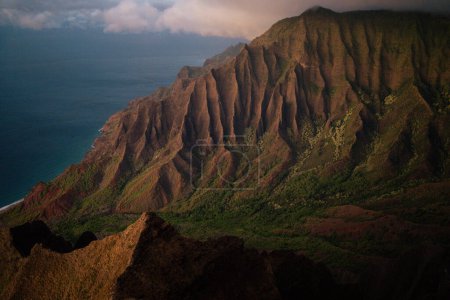 Téléchargez les photos : Coucher de soleil à Na Pali Coast State Park sur Kauai, Hawaï. Photo de haute qualité. Belle toile de fond de montagne de Hawaï Na Pali littoral avec 1000 pieds falaises escarpées. Tourné sur Sony A7iv. - en image libre de droit
