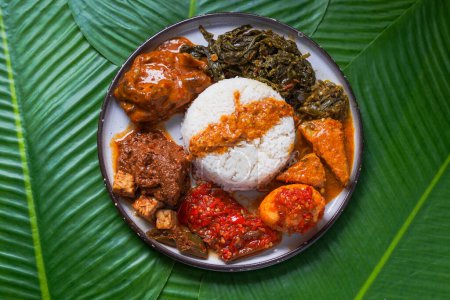 Téléchargez les photos : Famous traditional Indonesian food: Nasi Padang - en image libre de droit