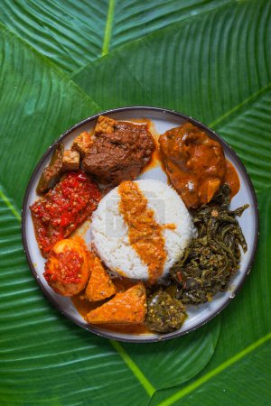 Téléchargez les photos : Famous traditional Indonesian food: Nasi Padang - en image libre de droit