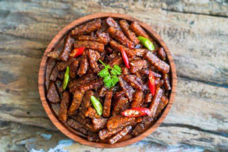 Téléchargez les photos : Tempe orek est un aliment végétarien à base de tempeh frit cuit avec de la sauce chili et soja - en image libre de droit