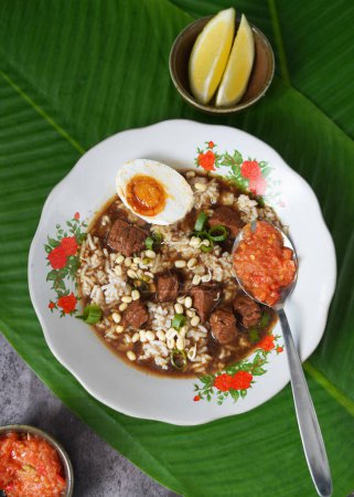 Téléchargez les photos : Soupe noire indonésienne de bœuf : Rawon sur une assiette vintage - en image libre de droit