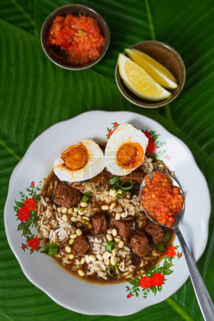 Téléchargez les photos : Soupe noire indonésienne de bœuf : Rawon sur une assiette vintage - en image libre de droit