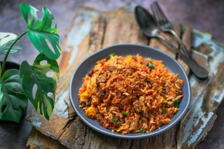 Nasi goreng rendang, gebratener indonesischer Reis mit Rindfleisch rendang 