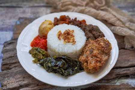 Téléchargez les photos : Une assiette de Nasi Padang - en image libre de droit