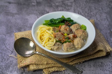 Téléchargez les photos : Nourriture indonésienne Bakso ou boulettes de viande soupe aux nouilles et bok choy - en image libre de droit