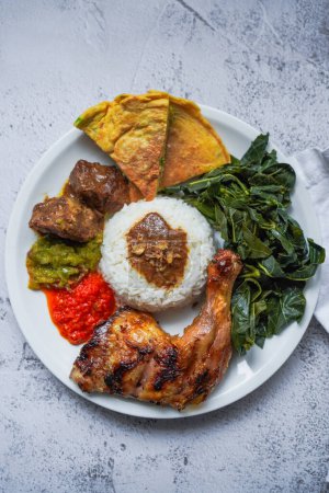 Téléchargez les photos : Nasi Padang est un aliment célèbre de Padang, Sumatera Ouest Indonésie - en image libre de droit