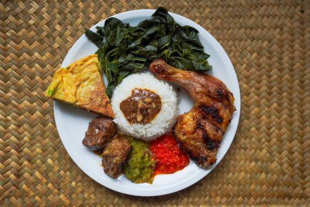 Foto de Nasi Padang es una comida famosa de Padang, Sumatera Occidental Indonesia - Imagen libre de derechos