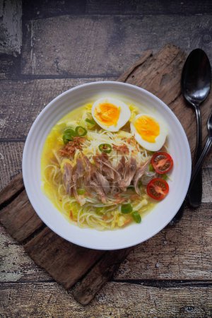 Foto de Soto es una sopa tradicional indonesia compuesta principalmente de caldo, pollo y verduras.. - Imagen libre de derechos
